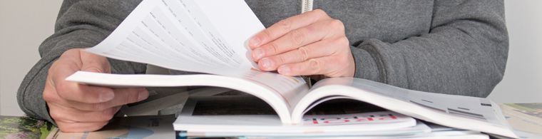 Katalog Drei Broschüren von Rademacher mit modernen Häusern, Fenstern und Smart-Home-Produkten auf den Covern.